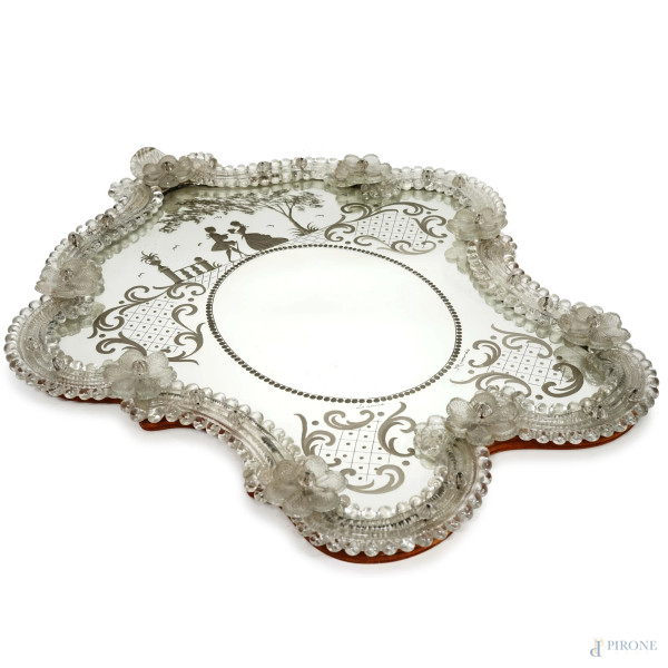 Specchio polilobato decorato a graffio con arabeschi e scena galante, con cornice in vetro di murano a motivi floreali, metà XX secolo, cm 52x43,5, (difetti)