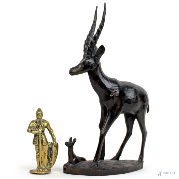Lotto composto da una scultura in legno raffigurante antilope ed una piccola statuina di guerriero con armatura in metallo dorato, alt. max cm 31, XX secolo, (lievi difetti).