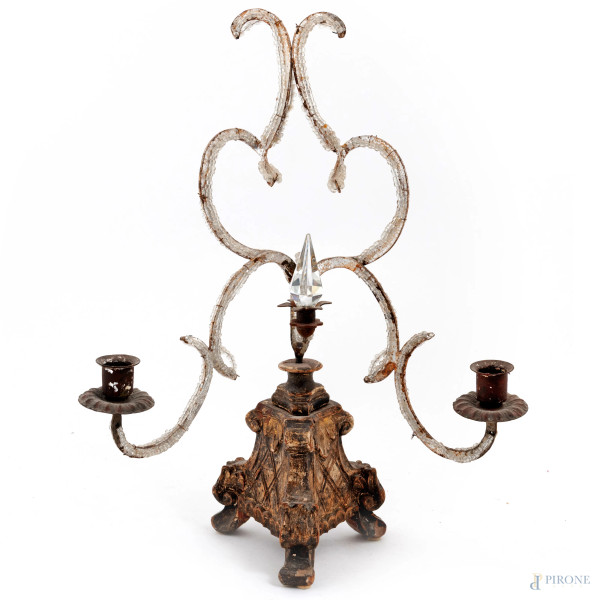 Candeliere con base in legno dorato e dipinto e materiali vari a due luci, XX secolo, cm 41,5x31x17, (segni di usura, difetti, rotture, mancanze)