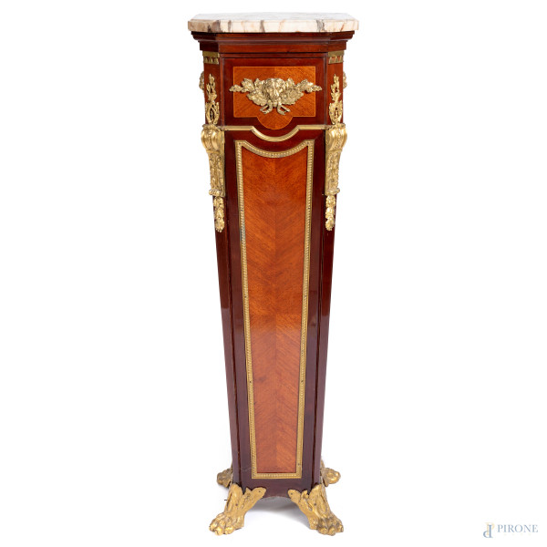 Colonna in legno impiallacciato e intarsiato in varie essenze con inserti in bronzo dorato e piano in marmo, XIX-XX secolo, cm 116x35x35, (segni di usura, scalfiture, difetti, rotture, restauri)