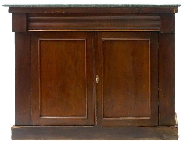 Servantina in legno impiallacciato con piano in marmo verde, fronte a due sportelli pannellati, XIX secolo, cm h 88x110x38, (difetti, parti sostituite)