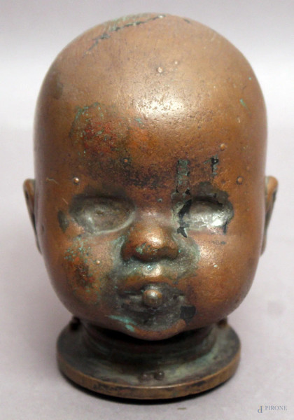 Testa di bambino, scultura in bronzo, H 11 cm.