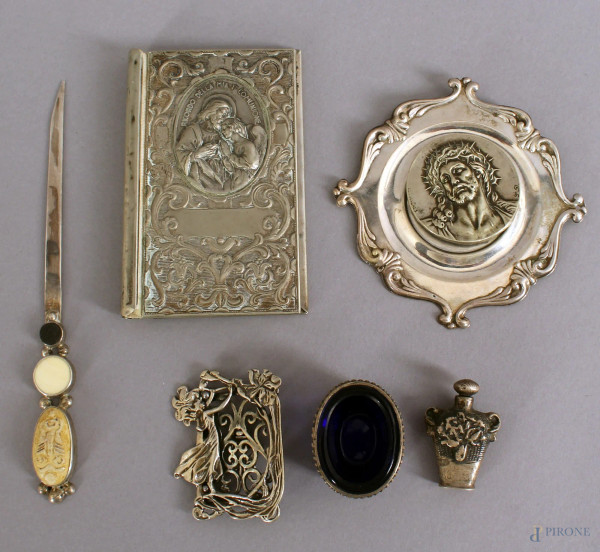 Lottto composto da sei oggetti diversi in argento.