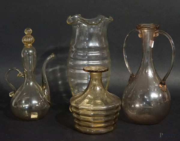 Lotto di tre vasi ed un piccolo versatoio in vetro di Murano, dimensioni e forme diverse, alt. max cm 22, XX secolo.