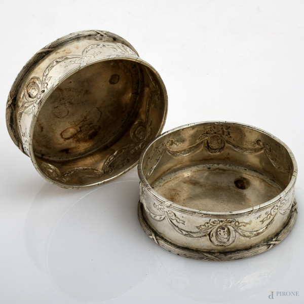 Lotto di due sottobottiglie in argento decorati a sbalzo con festoni e cammei, XIX secolo, peso complessivo gr 300, cm 4,5x10,5
