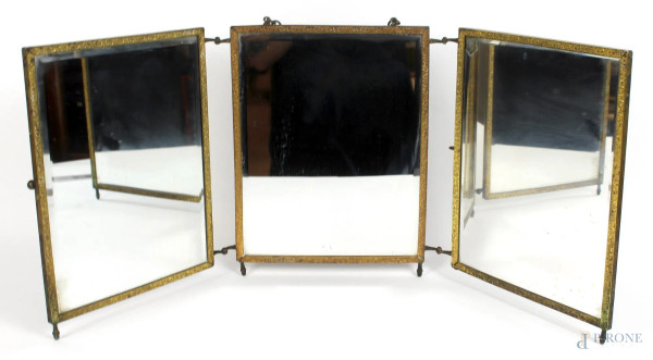 Specchiera a tre ante, in metallo dorato, cm.30x20x2,5, XX secolo.
