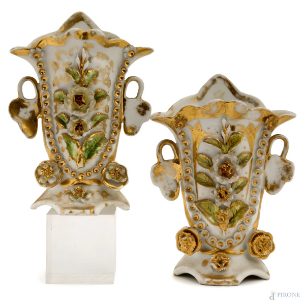 Coppia di vasi in stile Luigi Filippo in porcellana bianca e oro decorato a rilievo con roselline. Prese a guisa di foglia, XX secolo, cm 21x15x9, (difetti)