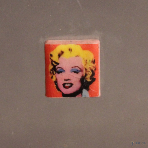 Marilyn Monroe, multiplo polimaterico applicato su base in plexiglass, cm 2 x 2.