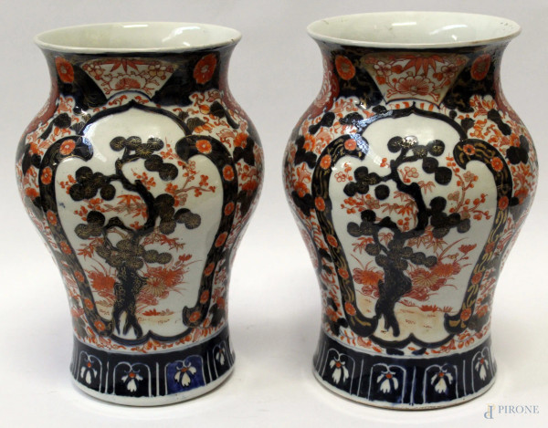 Coppia di vasi in porcellana policroma a tutto decoro floreale, arte orientale, primi 900, h. 28 cm