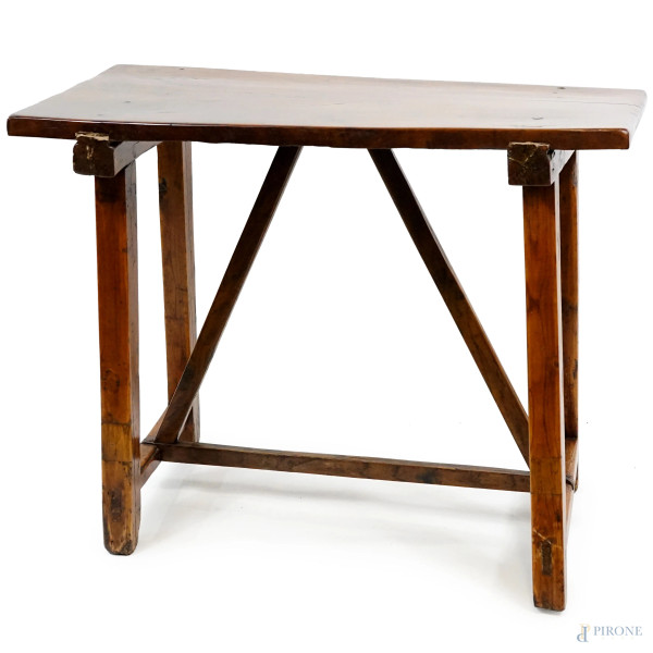 Tavolino a capretta,  XIX secolo, cm 79x69x50,(difetti)