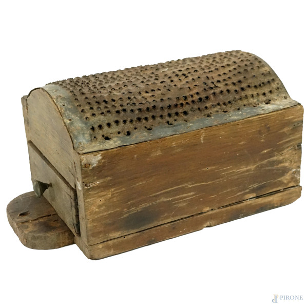 Grattugia in legno scolpito e lastra di metallo traforato, un cassettino sottostante,  cm 11,5x18x25, fine XIX secolo,  (difetti)