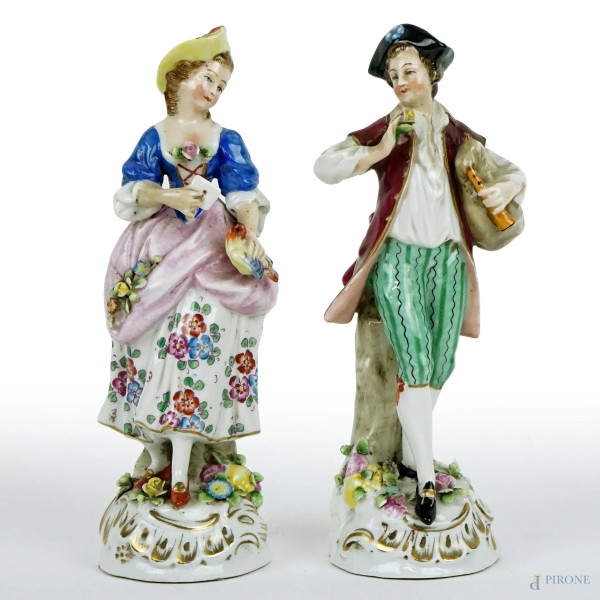 Lui e Lei, coppia di sculture in porcellana policroma, marcate Capodimonte, cm h 18,5.