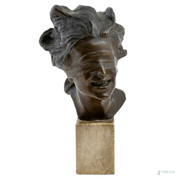 Dea bendata, scultura in bronzo su base in marmo, XX secolo, altezza cm 36, firmato al retro
