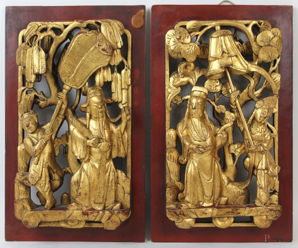 Coppia di pannelli in legno laccato, dorato e scolpito con figure di dignitari, Cina, prima metà XX secolo, cm 34x20