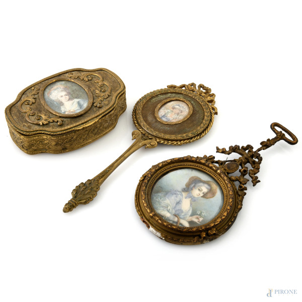 Lotto composto da  un cofanetto  in bronzo dorato e cesellato con miniatura di gentildonna al coperchio, da uno specchio a mano in bronzo dorato e cesellato con miniatura di fanciulla al retro e da una miniatura di gentildonna entro cornice in legno dorato e intagliato, XIX-XX secolo, misure massime cm 24x11, (segni di usura del tempo, scalfiture, rotture, difetti)