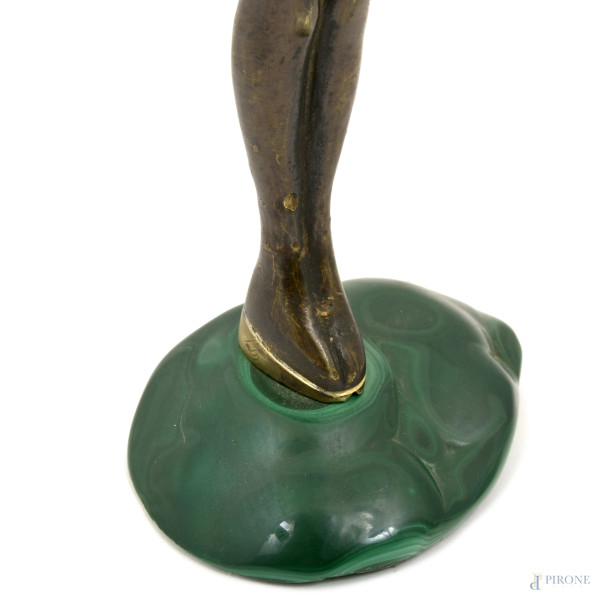 Scultura in bronzo raffigurante nudo di giovane donna, su base in malachite, inizi del XX secolo,...