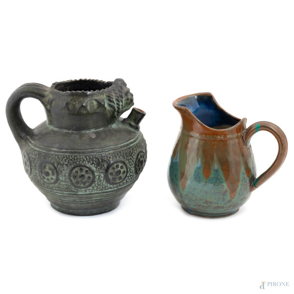 Lotto di versatoi in terracotta e maiolica smaltata di diversa foggia e manifattura, XX secolo, misure massime altezza cm 16,5, (segni di usura, sbeccature, difetti)