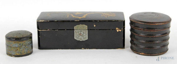 Lotto di una scatola e due cofanetti in legno laccato e dipinto, misure max cm 6x18x7,5, arte orientale, XX secolo, (difetti)
