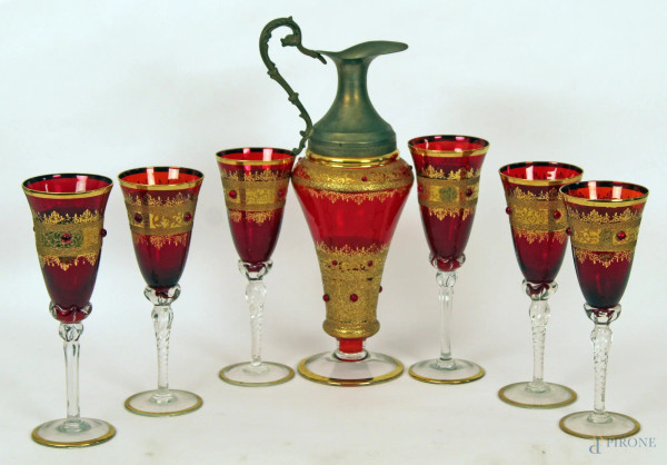 Caraffa e sei coppe in vetro rosso di Murano con particolari dorati