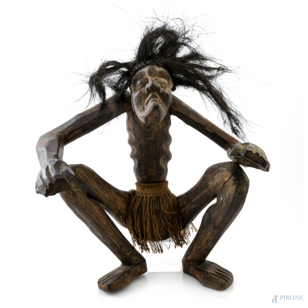 Scultura africana in legno e materiali vari, XX secolo, altezza cm 50 ca., (segni di usura, scalfiture, difetti)