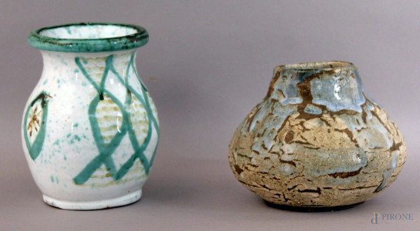 Lotto composto da due vasi in ceramica smaltata, altezza 16,5 cm.