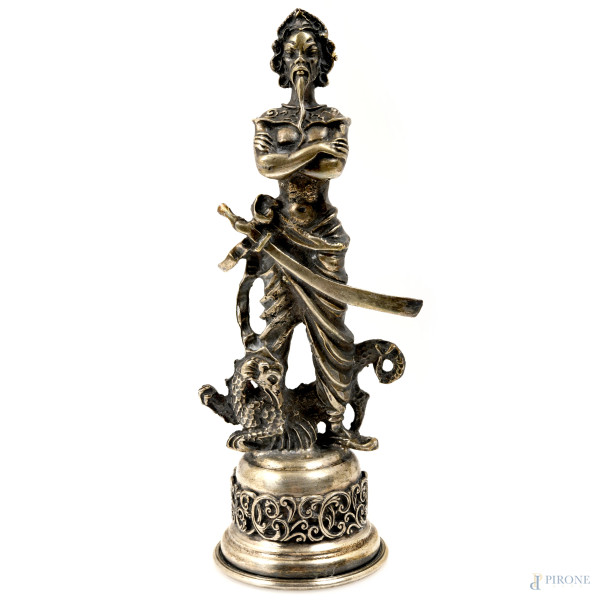 Scacchiera in onice con perimetro e piedini in argento,, cm 6x46x46, pedine in argento, XX secolo...