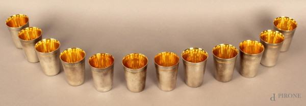 Lotto composto da dodici bicchierini in metallo argentato con interno a Vermeille.