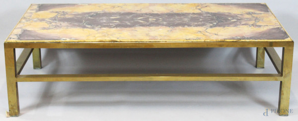 Basso tavolo di linea rettangolare, con struttura in metallo dorato e piano in marmo lastronato, altezza cm. 36x126x65, (difetti).
