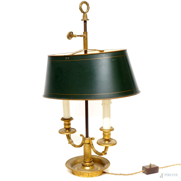 Lampada da tavolo bouilotte a due luci in bronzo dorato cesellato e ferro, XX secolo, altezza cm 55, (difetti)