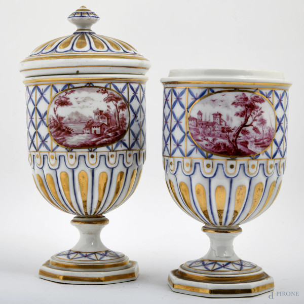 Coppia di vasetti in porcellana dipinta e dorata decorata a motivi geometrici e scene di paesaggio, XIX-XX secolo, altezza cm 22,5 (un coperchio mancante)