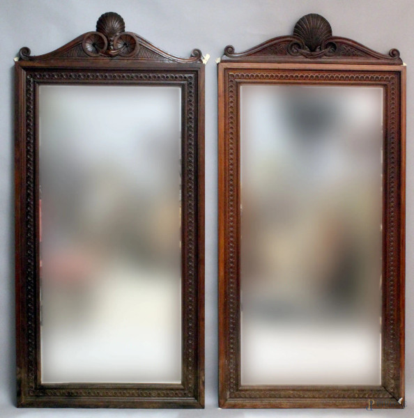 Coppia specchiere in noce in legno intagliato, cm. 162x83 - 178x95, primi 900.