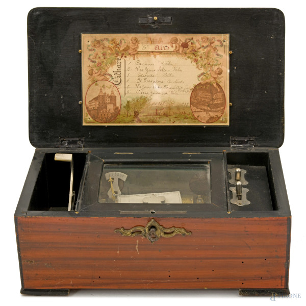 Scatola musicale in legno con intarsi dorati. Fine del XIX secolo, , misure scatola cm 11x31x16, ...