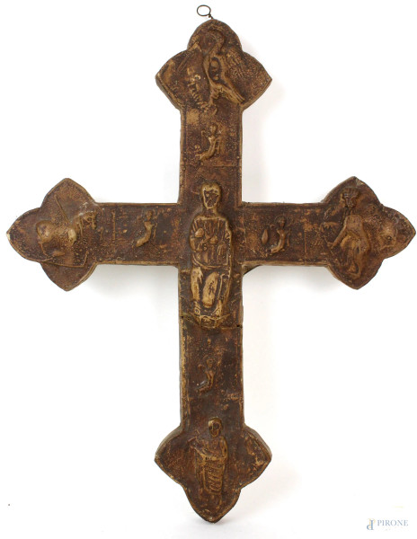Croce in gesso con Cristo Benedicente tra il tetramorfo, cm h 50x40x3,5, (difetti e restauri).