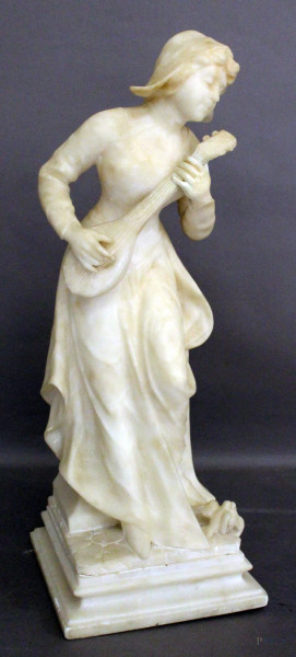 Fanciulla con mandolino, scultura in marmo firmata Cipriani, H 51 cm.