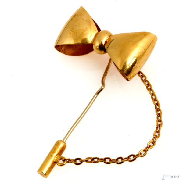 Spilla a guisa di fiocco in oro 18 kt, cm 4,5x2,5, peso gr 3,7