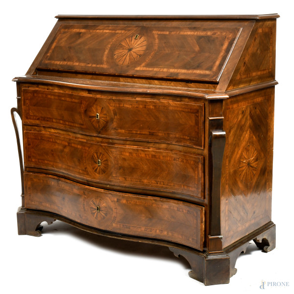 Ribalta in noce impiallacciato e intarsiato in varie essenze, XIX-XX secolo. Fronte mosso scandito da tre cassetti in colonna sormontati da sportello a ribalta fungente da piano scrittoio e celante sei cassettini e vano bipartito, cm 114x126x56, (segni di usura, scalfiture, difetti, parti sostituite)