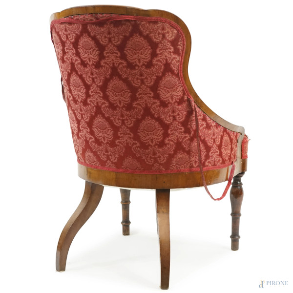 Poltrona in legno, imbottita e rivestita in broccato rosso, gambe posteriori mosse e anteriori to...