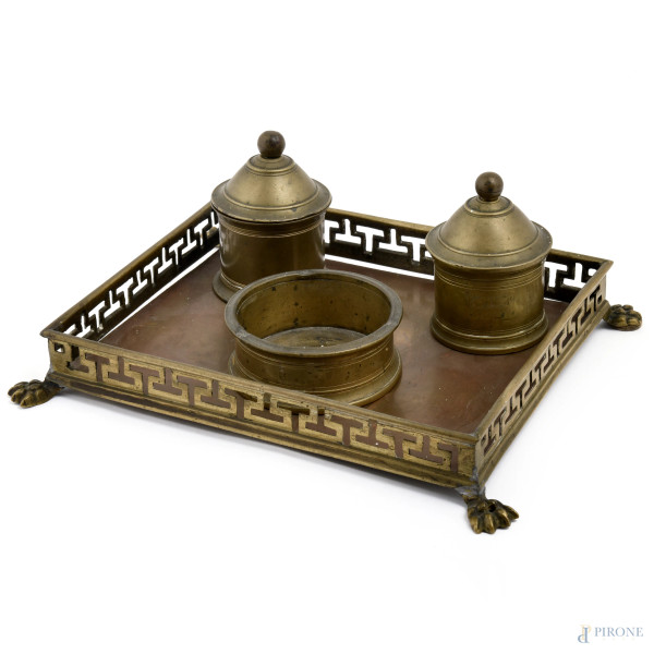 Servito da scrittoio in bronzo dorato con vassoio dal profilo traforato poggiante su quattro piedi ferini, XX secolo, misure vassoio cm 24x29, (segni di usura, difetti)