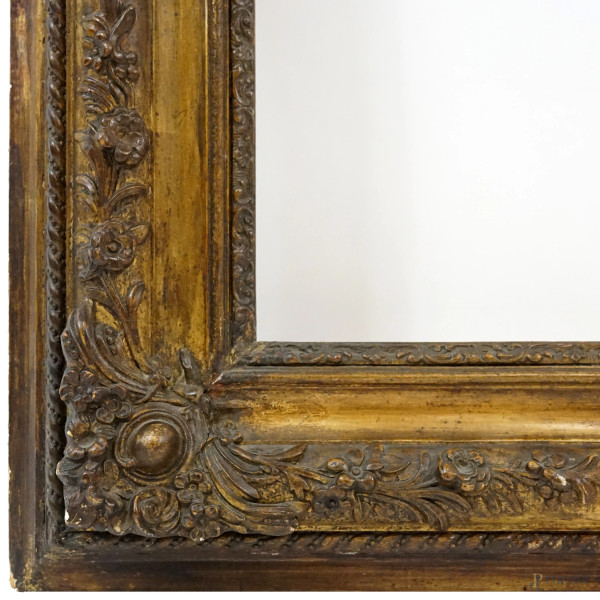 Cornice del XIX secolo in legno e pastiglia dorati, ingombro cm 80x103, battuta cm 59,5x83, (dife...