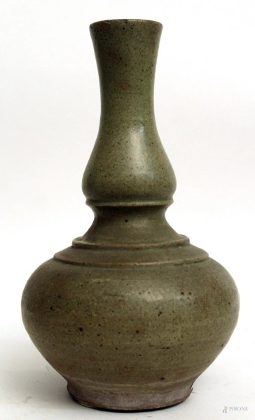 Vaso in maiolica, H. 28 cm.