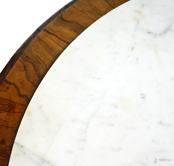 Tavolo tondo in legno impiallacciato, metà XX secolo, piano con marmo di Carrara incassato, fusto...