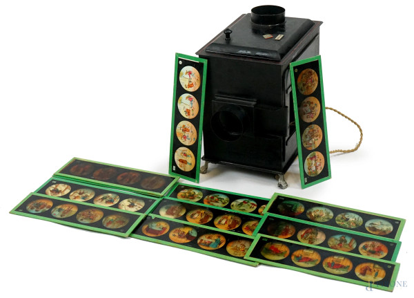 La lanterna magica, strumento di proiezione d'immagini completo di dodici diapositive a colori, cm h 20,5x19x14, entro scatola originale, (difetti).