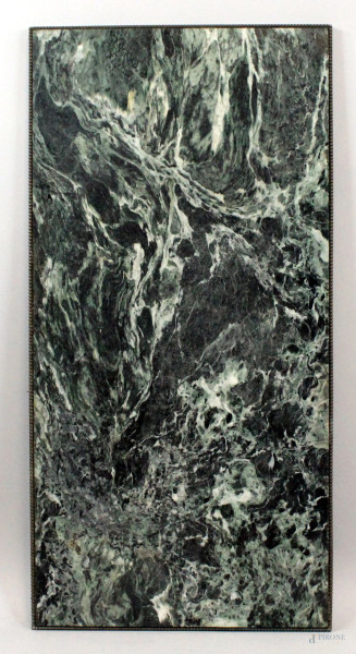 Piano di linea rettangolare in  marmo verde Alpi, profilo dentellato in bronzo, cm  47,5x95, XX secolo, (difetti).