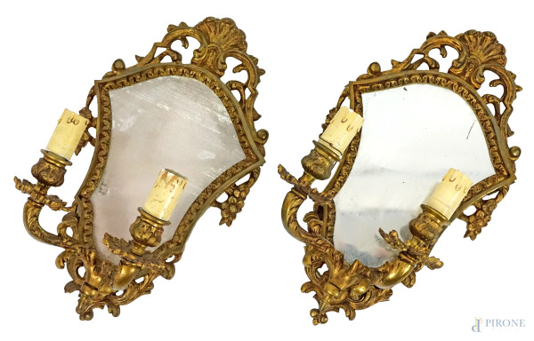 Coppia di appliques in metallo dorato a due luci, XX secolo, cm h 33x18,5, (difetti)