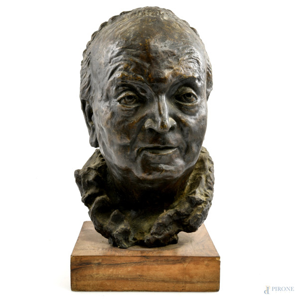 Franz Strahammer (1912-1995), Volto di signora, scultura in bronzo su base in legno, altezza cm 39, firmato al lato, (segni di usura, scalfiture)