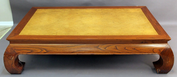 Basso tavolo di linea rettangolare in tek, cm. 40x100x170.