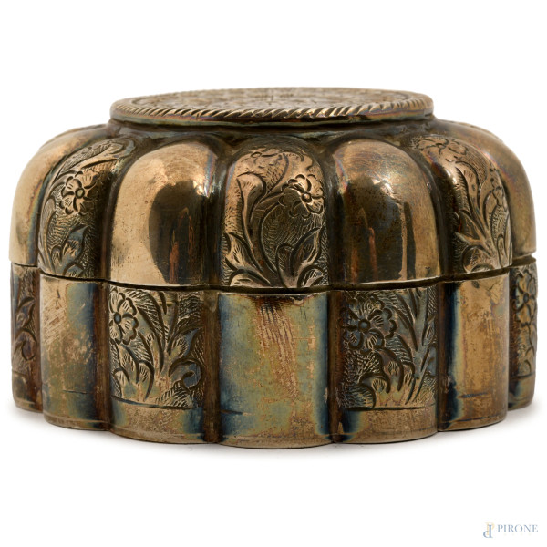 Scatolina portagioie in argento con profilo polilobato con decori cesellati a motivi vegetali, cm 5x9, peso gr 259