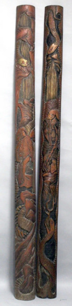 Coppia pannelli in legno di bamb&#249;, con intagli a soggetto di figure e draghi, arte orientale, XIX sec, h. 212 cm.