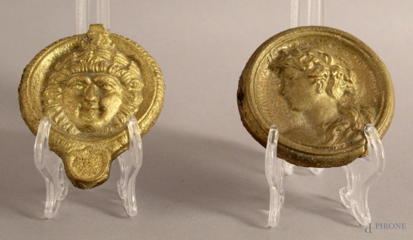 Lotto composto da due placche in metallo dorato, raffiguranti profilo e volto di figura, diametro max. 10,5 cm, primi &#39;900.