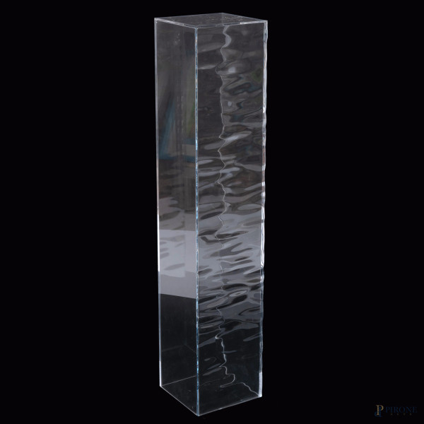 Colonna in plexiglass, XX secolo, cm 101x20x20, (segni di usura, graffi)